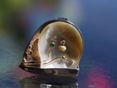 385 - BROSCHE | Sailing Fish, Edelstahl, Gold, Orientpermuschel, Smaragd Brillanten, Ocean Art

