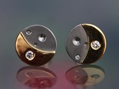 379 - OHRSTECKER | Sky Jumping, Edelstahl, Gold, Brillanten, Active / Turn Art
