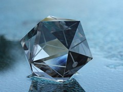 703 | Gem Sculpture - Isokaeder rock crystal op stone, Op Art